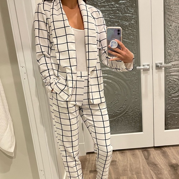 Two piece blazer & pant set. Super chic & comfy. Great condition! - Picture 2 of 2